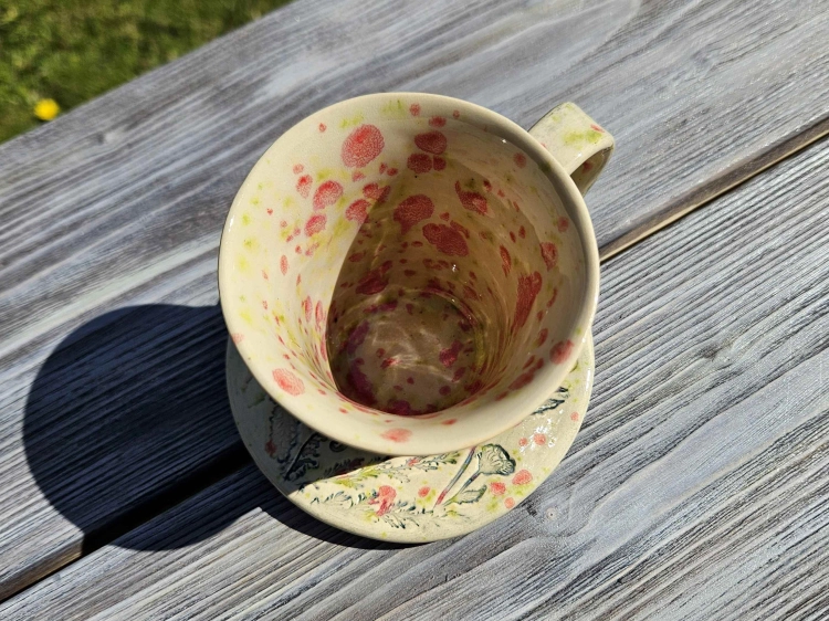 filizanka-ceramiczna-radosna-laka-rekodzielo-bez-roz-2.jpg