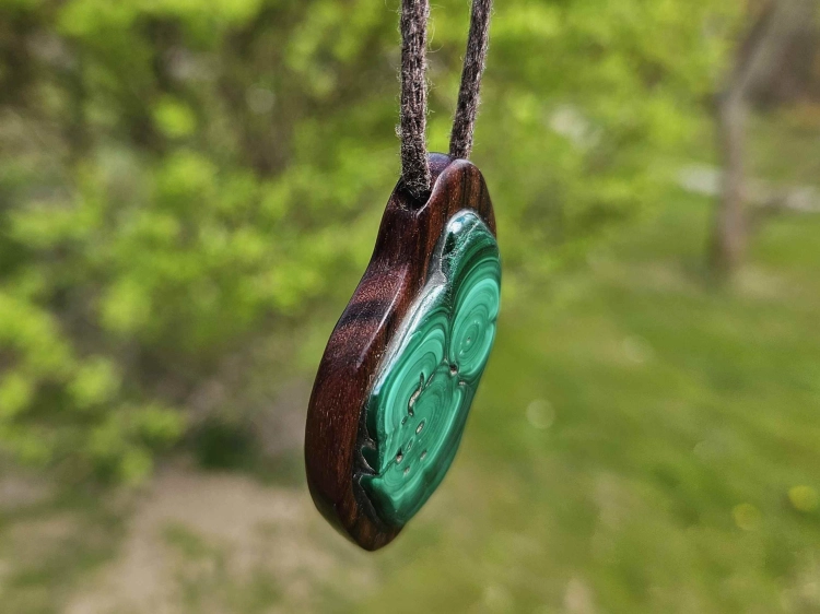 naszyjnik-drewniany-malachitowe-serce-malachit-drewno-palisander-rekodzielo-8.jpg
