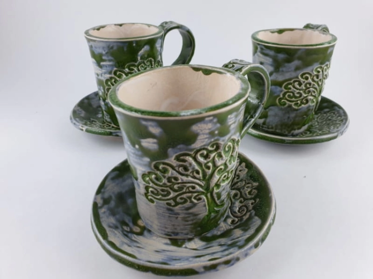 kubek-z-podstawka-zakrecone-drzewa-rekodzielo-120ml-zielen-motyw-roslinny-kubek-ceramiczny-handmade-3.jpg