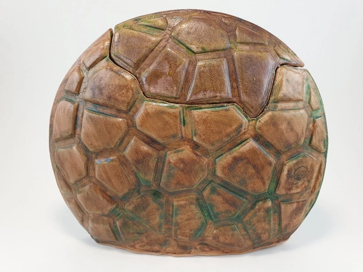 wazon-z-przykrywka-lesna-sciezka-rekodzielo-braz-zielen-ceramika-artystyczna-handmade-2.jpg