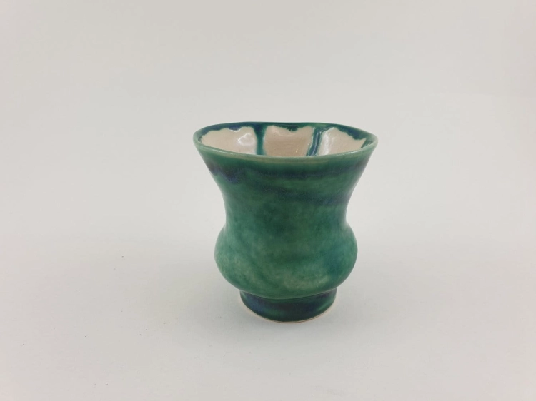 czarka-szmaragdowy-plomien-rekodzielo-140ml-zielen-ceramika-artystyczna-handmade-2.jpg