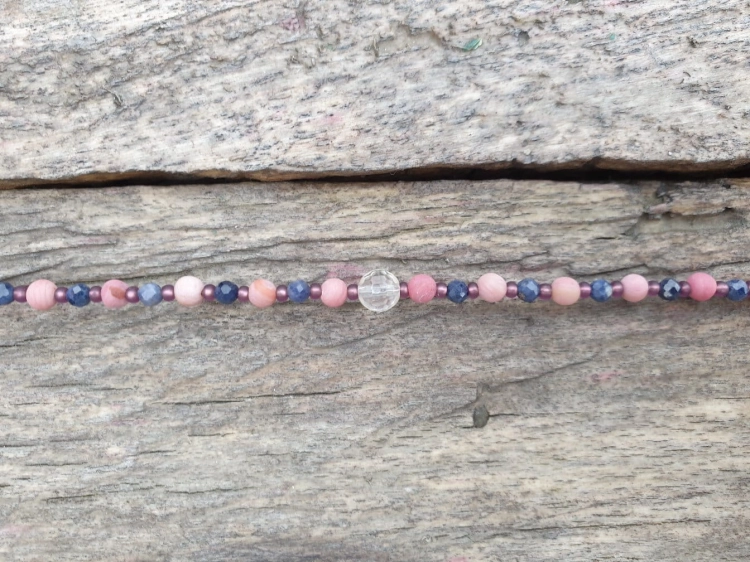bransoletka-z-krysztalem-gorskim-rodonitem-i-szafirem-rekodzielo-kamienie-naturalne-srebro-handmade-2.jpg