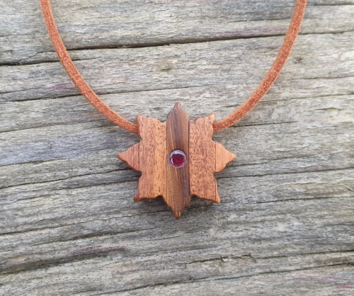 zawieszka-naszyjnik-rubinowa-mandala-rubin-drewno-egzotyczne-rekodzielo-handmade.jpg