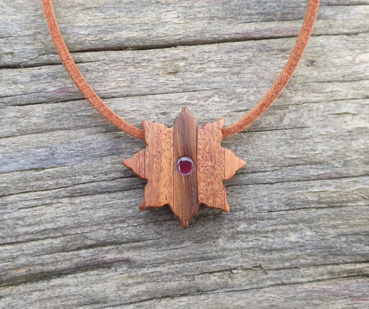 zawieszka-naszyjnik-rubinowa-mandala-rubin-drewno-egzotyczne-rekodzielo-handmade.jpg