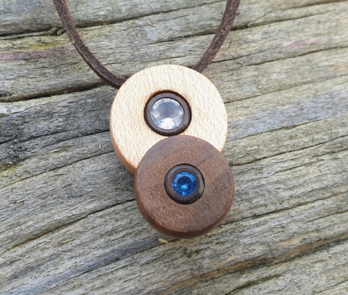 zawieszka-naszyjnik-dynamiczna-harmonia-spinel-niebieski-krysztal-gorski-drewno-egzotyczne-rekodzielo-drewniana-bizuteria-handmade.jpg