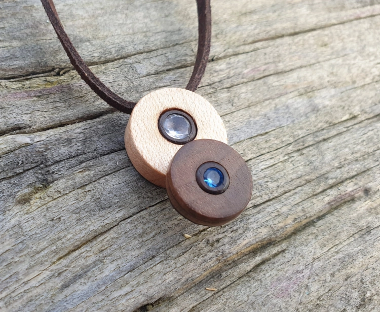 zawieszka-naszyjnik-dynamiczna-harmonia-spinel-niebieski-krysztal-gorski-drewno-egzotyczne-rekodzielo-drewniana-bizuteria-handmade-3.jpg