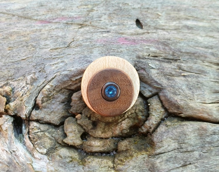 zawieszka-naszyjnik-dynamiczna-harmonia-spinel-niebieski-krysztal-gorski-drewno-egzotyczne-rekodzielo-drewniana-bizuteria-handmade-4.jpg