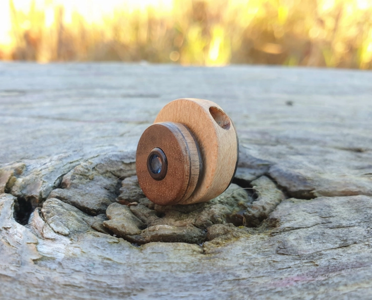zawieszka-naszyjnik-dynamiczna-harmonia-spinel-niebieski-krysztal-gorski-drewno-egzotyczne-rekodzielo-drewniana-bizuteria-handmade-8.jpg