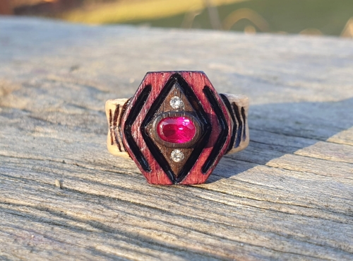 sygnet-pierscionek-z-rubinem-i-diamentami-drewno-egzotyczne-rzezbienia-rozmiar-19-rekodzielo-drewniana-bizuteria-handmade.jpg