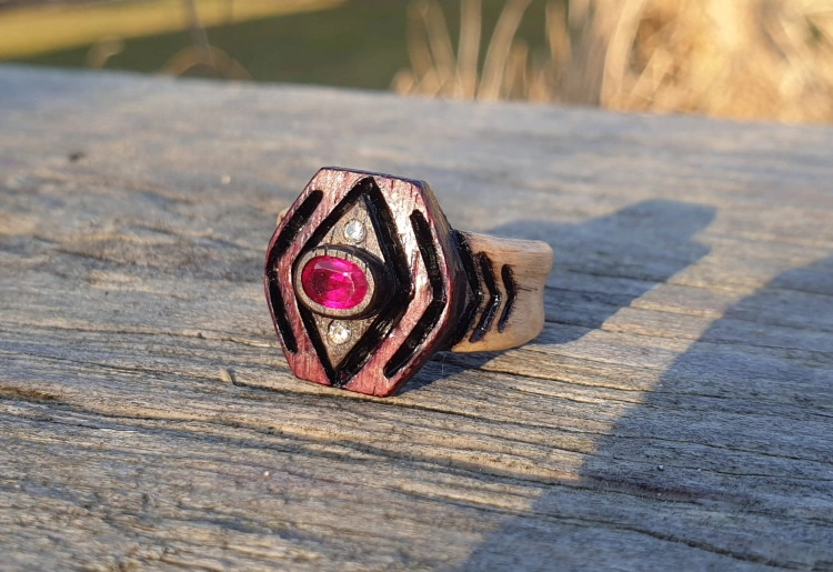 sygnet-pierscionek-z-rubinem-i-diamentami-drewno-egzotyczne-rzezbienia-rozmiar-19-rekodzielo-drewniana-bizuteria-handmade-3.jpg