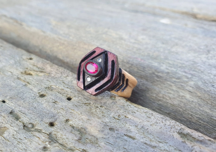 sygnet-pierscionek-z-rubinem-i-diamentami-drewno-egzotyczne-rzezbienia-rozmiar-19-rekodzielo-drewniana-bizuteria-handmade-4.jpg