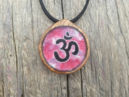 malowniczy-naszyjnik-om-obraz-zywica-epoksydowa-drewno-orzech-rekodzielo-drewniana-bizuteria-handmade.jpg