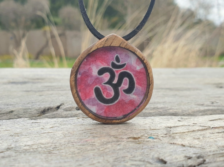 malowniczy-naszyjnik-om-obraz-zywica-epoksydowa-drewno-orzech-rekodzielo-drewniana-bizuteria-handmade-3.jpg