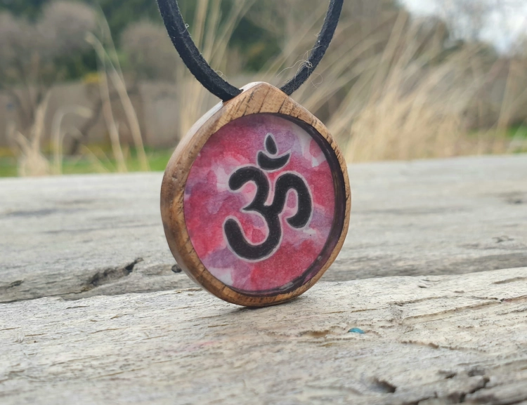 malowniczy-naszyjnik-om-obraz-zywica-epoksydowa-drewno-orzech-rekodzielo-drewniana-bizuteria-handmade-4.jpg