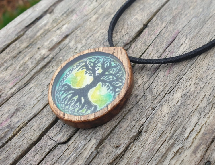 malowniczy-naszyjnik-drzewo-zycia-obraz-zywica-epoksydowa-drewno-orzech-rekodzielo-drewniana-bizuteria-handmade-2.jpg