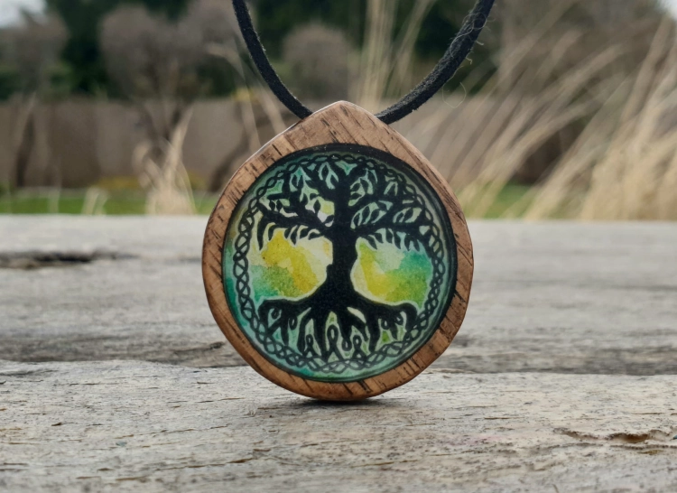 malowniczy-naszyjnik-drzewo-zycia-obraz-zywica-epoksydowa-drewno-orzech-rekodzielo-drewniana-bizuteria-handmade-3.jpg