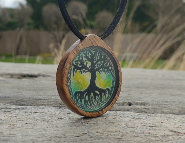 malowniczy-naszyjnik-drzewo-zycia-obraz-zywica-epoksydowa-drewno-orzech-rekodzielo-drewniana-bizuteria-handmade-4.jpg