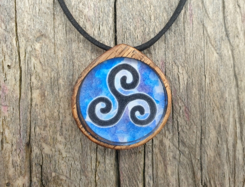 malowniczy-naszyjnik-triskelion-obraz-zywica-epoksydowa-drewno-orzech-rekodzielo-drewniana-bizuteria-handmade.jpg