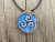 malowniczy-naszyjnik-triskelion-obraz-zywica-epoksydowa-drewno-orzech-rekodzielo-drewniana-bizuteria-handmade.jpg