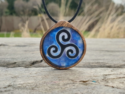 malowniczy-naszyjnik-triskelion-obraz-zywica-epoksydowa-drewno-orzech-rekodzielo-drewniana-bizuteria-handmade-2.jpg