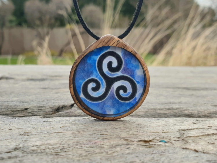 malowniczy-naszyjnik-triskelion-obraz-zywica-epoksydowa-drewno-orzech-rekodzielo-drewniana-bizuteria-handmade-2.jpg