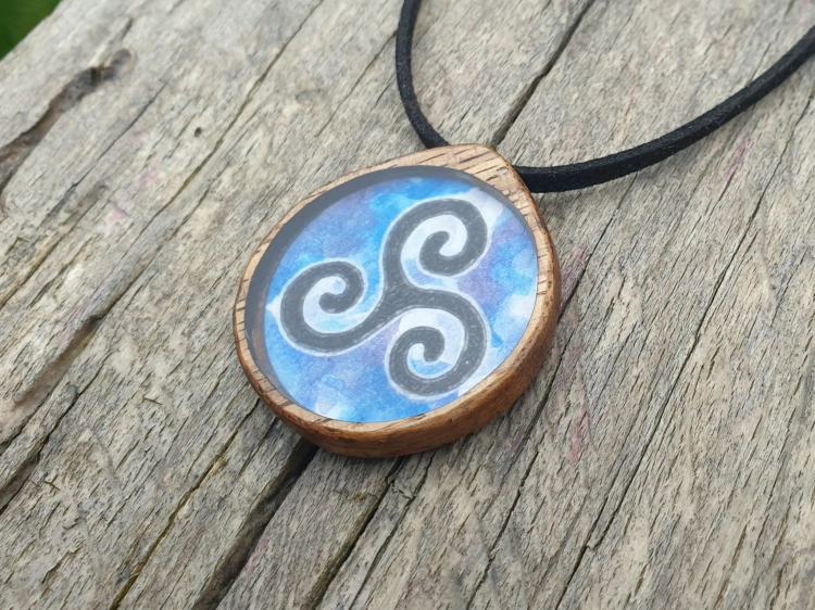 malowniczy-naszyjnik-triskelion-obraz-zywica-epoksydowa-drewno-orzech-rekodzielo-drewniana-bizuteria-handmade-3.jpg