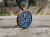 malowniczy-naszyjnik-triskelion-obraz-zywica-epoksydowa-drewno-orzech-rekodzielo-drewniana-bizuteria-handmade-4.jpg