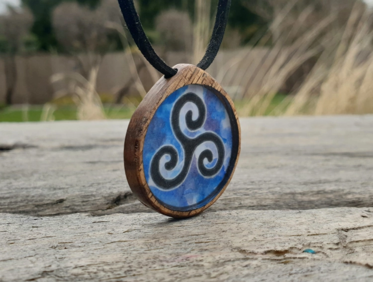 malowniczy-naszyjnik-triskelion-obraz-zywica-epoksydowa-drewno-orzech-rekodzielo-drewniana-bizuteria-handmade-4.jpg