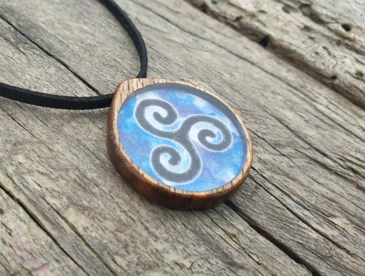 malowniczy-naszyjnik-triskelion-obraz-zywica-epoksydowa-drewno-orzech-rekodzielo-drewniana-bizuteria-handmade-5.jpg