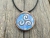 malowniczy-naszyjnik-triskelion-obraz-zywica-epoksydowa-drewno-orzech-rekodzielo-drewniana-bizuteria-handmade-6.jpg