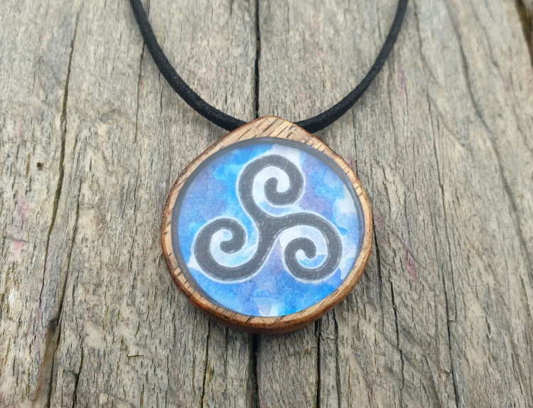 malowniczy-naszyjnik-triskelion-obraz-zywica-epoksydowa-drewno-orzech-rekodzielo-drewniana-bizuteria-handmade-6.jpg