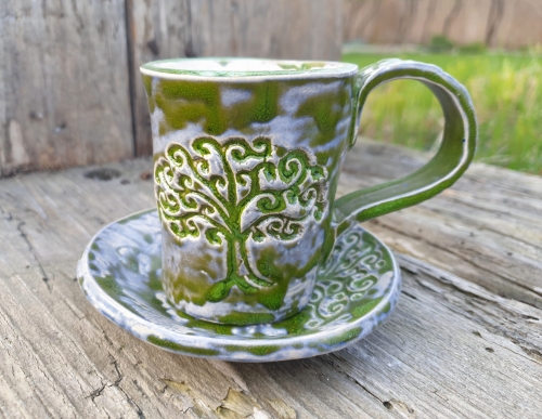 kubek-z-podstawka-zakrecone-drzewa-rekodzielo-120ml-zielen-motyw-roslinny-kubek-ceramiczny-handmade.jpg