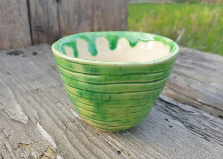 czarka-zielone-szczescie-rekodzielo-100ml-zielen-ceramiczna-czarka-artystyczna-handmade.jpg