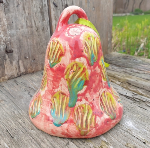 radosny-dzwonek-rekodzielo-teczowy-ceramiczny-dzwonek-artystyczny-handmade.jpg