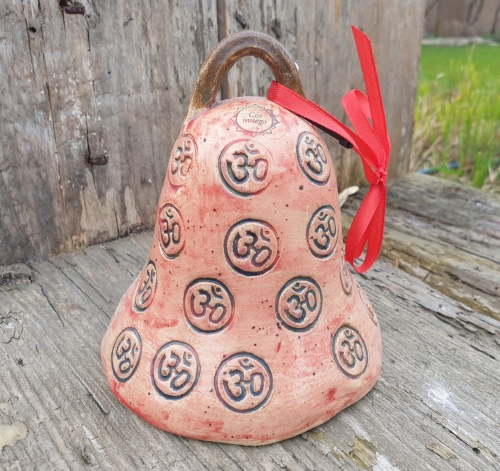 dzwonek-sylaba-om-rekodzielo-czerwien-ceramiczny-dzwonek-artystyczny-handmade.jpg