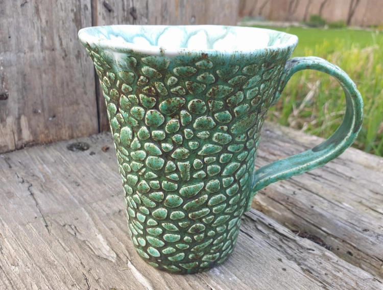 kubek-gorska-wedrowka-rekodzielo-550ml-zielen-ceramika-artystyczna-handmade.jpg