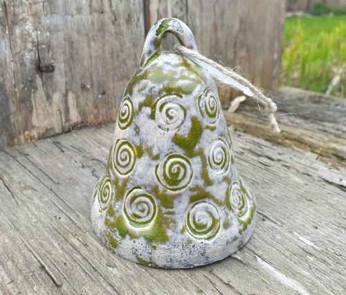 dzwonek-zielen-natury-rekodzielo-zielony-ceramika-artystyczna-handmade.jpg