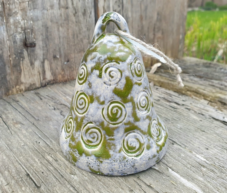 dzwonek-zielen-natury-rekodzielo-zielony-ceramika-artystyczna-handmade.jpg