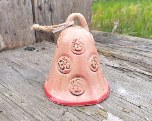 dzwonek-boska-sylaba-om-rekodzielo-czerwien-ceramika-artystyczna-handmade.jpg