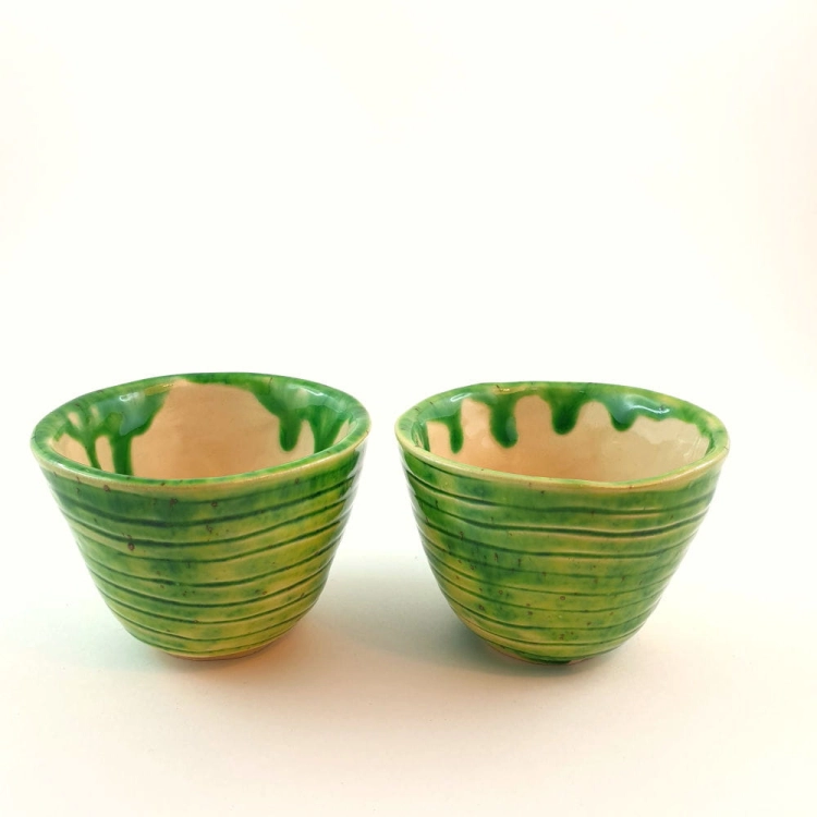 czarka-zielone-szczescie-rekodzielo-100ml-zielen-ceramiczna-czarka-artystyczna-handmade-2.jpg