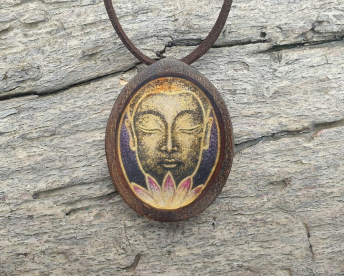 malowniczy-naszyjnik-buddyjski-spokoj-obraz-zywica-epoksydowa-drewno-wenge-rekodzielo-drewniana-bizuteria-handmade.jpg