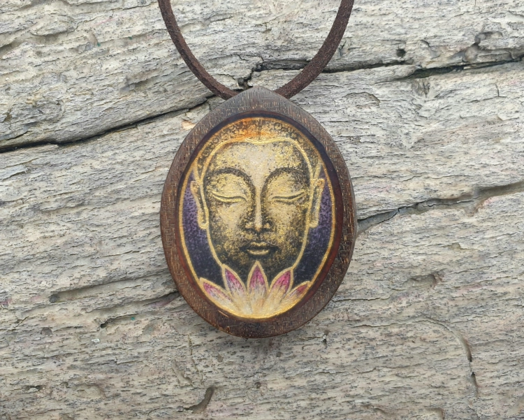 malowniczy-naszyjnik-buddyjski-spokoj-obraz-zywica-epoksydowa-drewno-wenge-rekodzielo-drewniana-bizuteria-handmade.jpg