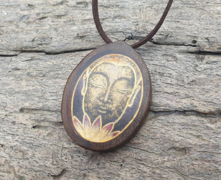 malowniczy-naszyjnik-buddyjski-spokoj-obraz-zywica-epoksydowa-drewno-wenge-rekodzielo-drewniana-bizuteria-handmade-2.jpg