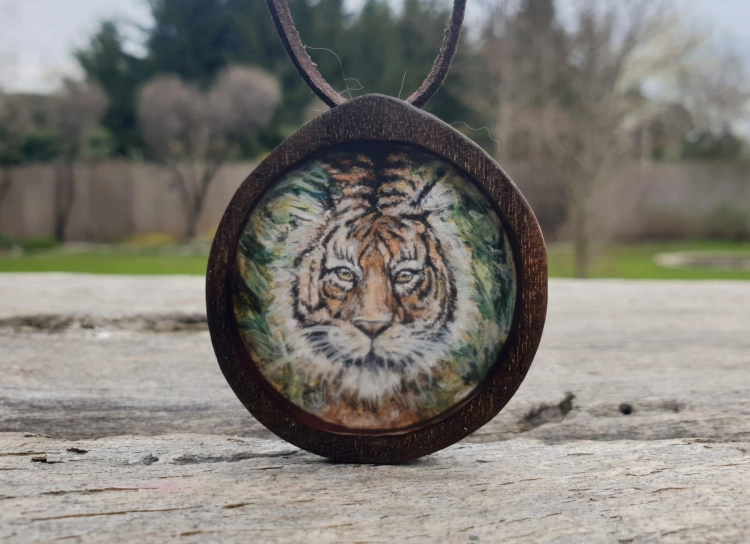 malowniczy-naszyjnik-magia-tygrysa-obraz-zywica-epoksydowa-drewno-wenge-rekodzielo-drewniana-bizuteria-handmade-3.jpg