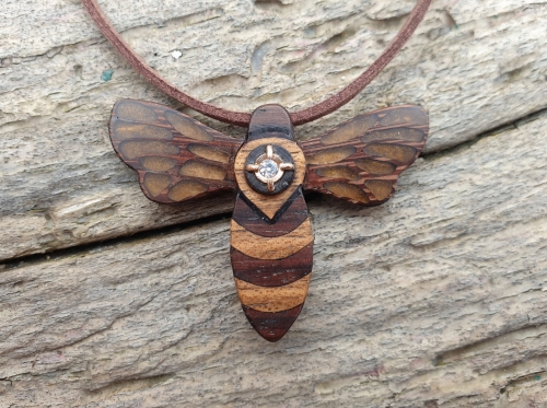 zawieszka-naszyjnik-krolewska-pszczola-diament-zloto-drewno-heban-i-orzech-zywica-epoksydowa-rekodzielo-drewniana-bizuteria-handmade.jpg