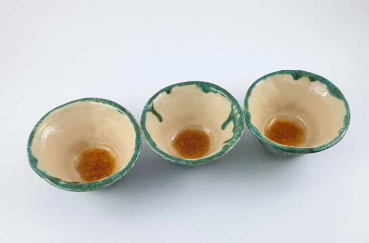 czarka-kraina-miodem-plynaca-rekodzielo-100ml-zielen-niebieski-bursztyn-czarka-ceramiczna-artystyczna-handmade-4.jpg