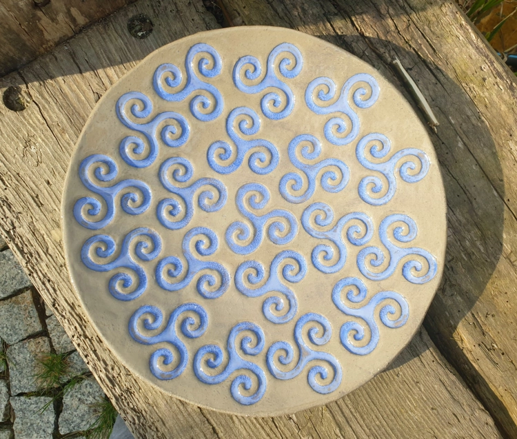 patera-triskelion-rekodzielo-fiolet-szarosc-ceramika-artystyczna-handmade.jpg