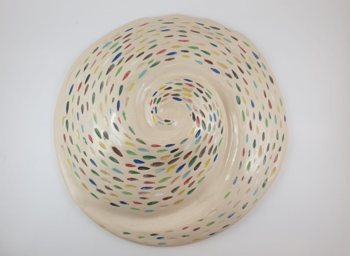 patera-na-sciane-zakrecona-tecza-rekodzielo-teczowa-ceramika-artystyczna-handmade-2.jpg