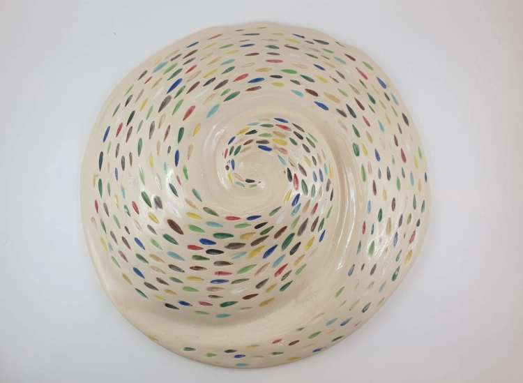 patera-na-sciane-zakrecona-tecza-rekodzielo-teczowa-ceramika-artystyczna-handmade-2.jpg