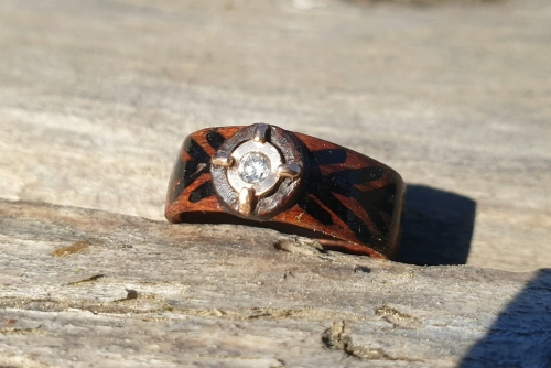 pierscionek-z-diamentem-zlotem-i-drewnem-palisander-rozmiar-17-rekodzielo-bizuteria-drewniana-handmade.jpg